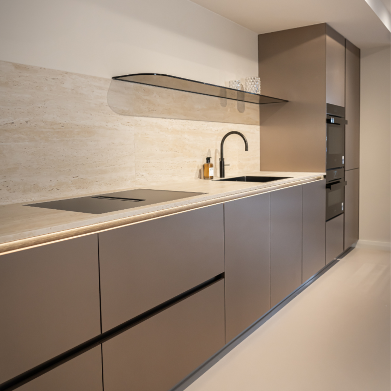 Strakke wandkeuken in taupe