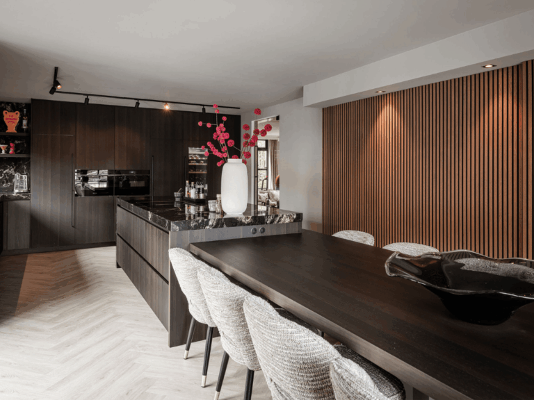 Leefkeuken met lamellenwand