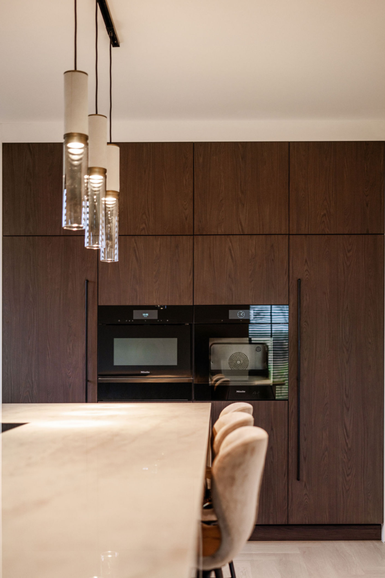 Donker hout met hanglampen